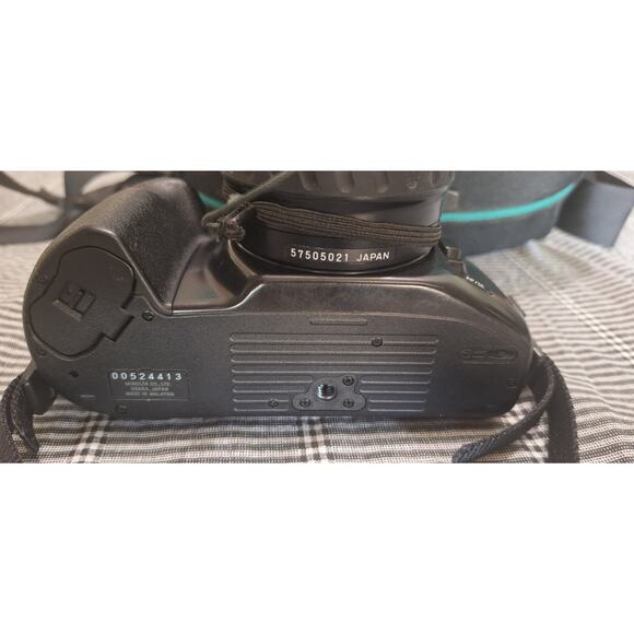 Minolta Maxxum 450si Date 35mm SLR Film Camera w/35-70mm Lens, Bag & New Battery - Picture 9 of 16